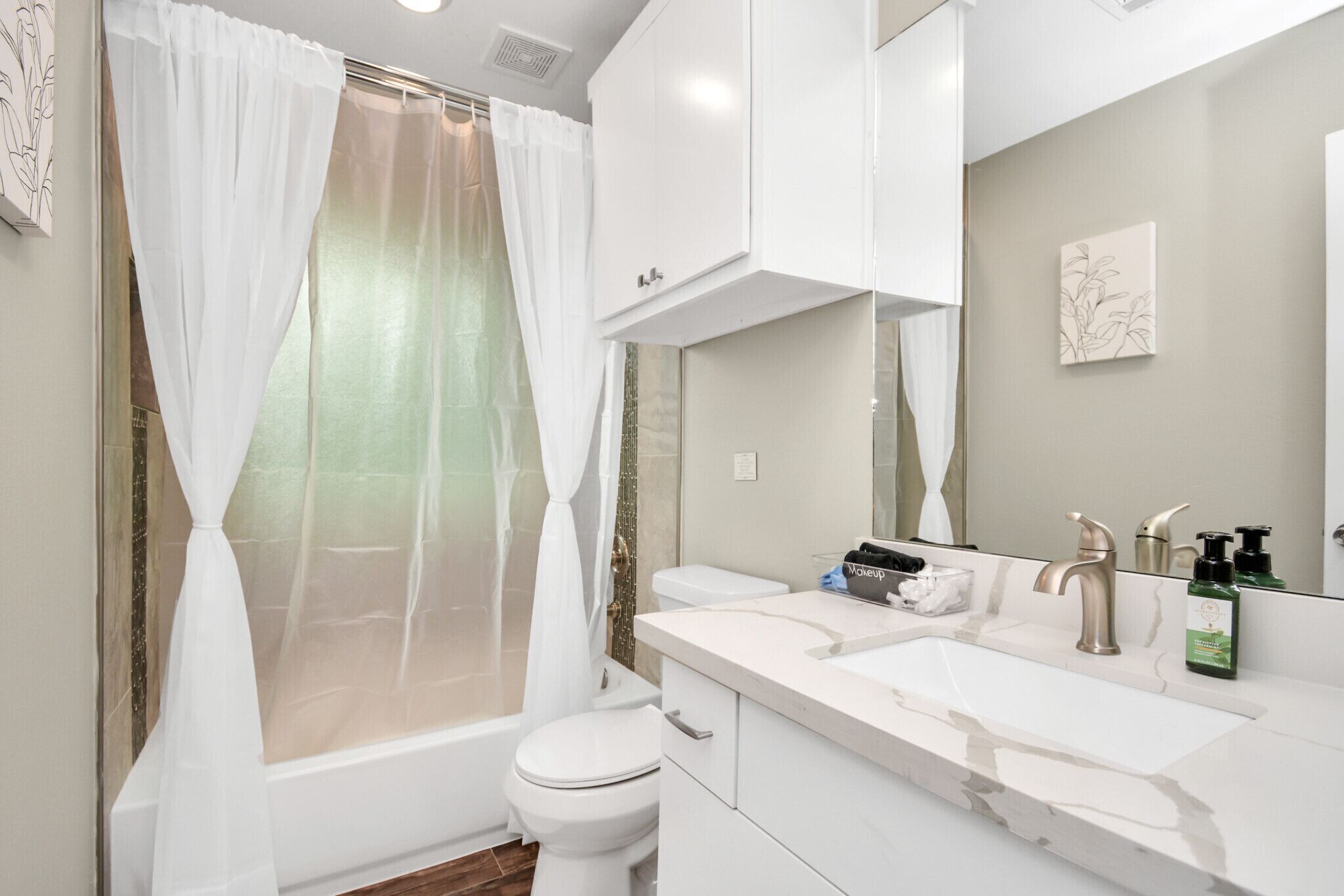 Posh new modern home near your favorite Houston attractions!