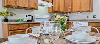 2 bedroom Hide-a-way with Balcony- minutes from Lake George