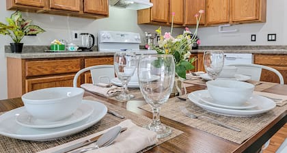 2 bedroom Hide-a-way with Balcony- minutes from Lake George