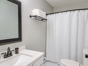Ensemble baignoire-douche, séchoir à cheveux, serviettes fournies, savon