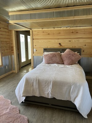 4 bedrooms, free WiFi, bed sheets - Relaxing, Quiet get away where you can enjoy the outdoors. (Elsberry)