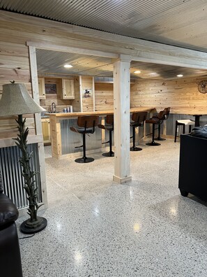 Dining - Relaxing, Quiet get away where you can enjoy the outdoors. (Elsberry)