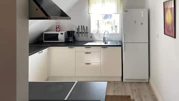 JÀÀkaappi, liesi, kahvin-/teenkeitin