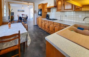 Kühlschrank, Mikrowelle, Herdplatte, Geschirrspüler