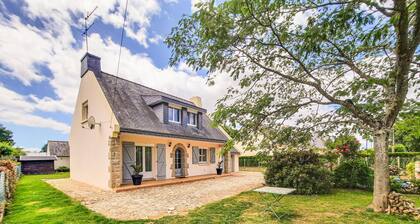 Amazing home in Allaire with WiFi