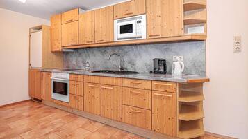Fridge, stovetop, coffee/tea maker