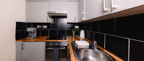 Een koelkast, een magnetron, een oven, een kookplaat