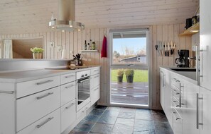 Fridge, stovetop, dishwasher, coffee/tea maker - Beautiful home in Sydals with WiFi (Sydals)