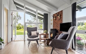 TV, fireplace - Awesome home in Strandby with WiFi (Strandby)