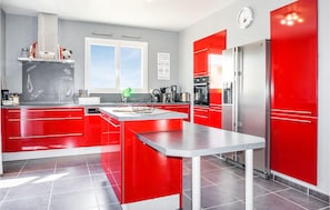 Réfrigérateur, four, lave-vaisselle, cafetière/bouilloire