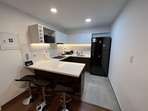 Kühlschrank, Mikrowelle, Ofen, Herdplatte