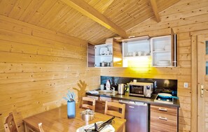 Refrigerador, microondas, parrilla de estufa y cafetera y tetera 