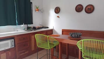 Refrigerador, microondas, parrilla de estufa y cafetera y tetera