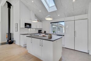 Kühlschrank, Mikrowelle, Herdplatte, Geschirrspüler