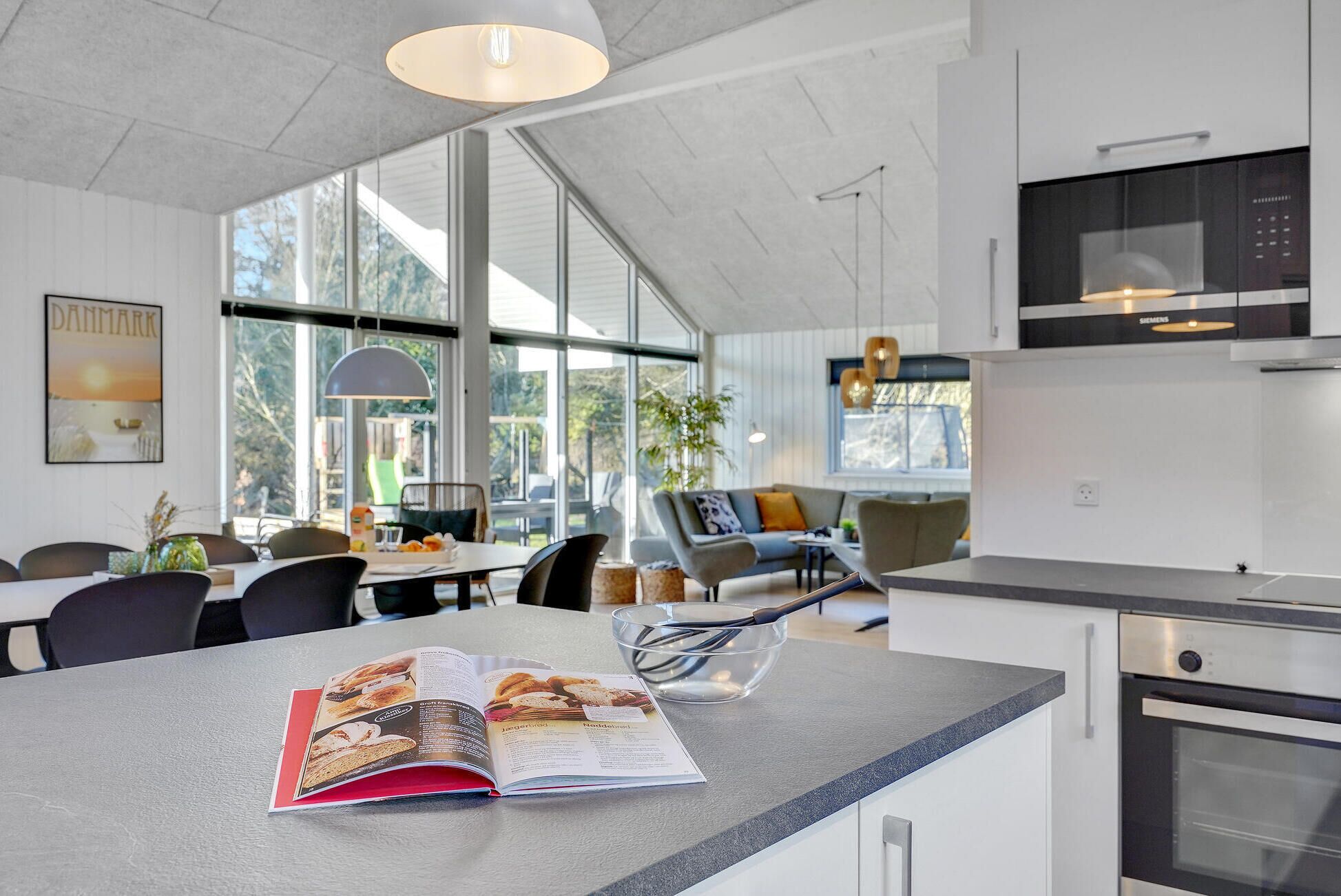 Réfrigérateur, plaque de cuisson, lave-vaisselle, cafetière/bouilloire