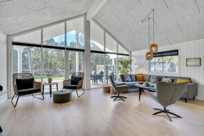 Fernseher, Kamin, Tischfußball, Tischtennisplatte