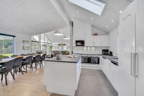 Réfrigérateur, four à micro-ondes, surface de cuisson, lave-vaisselle