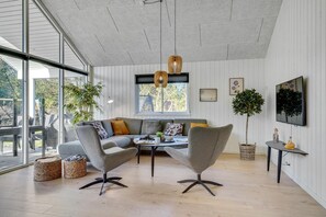Fernseher, Kamin, Tischfußball, Tischtennisplatte
