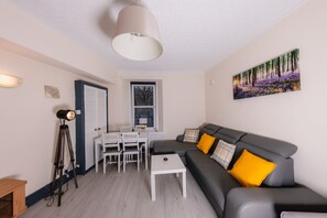 TV - Warm & welcoming City Centre Apartment near Meadows (Edinburgh)