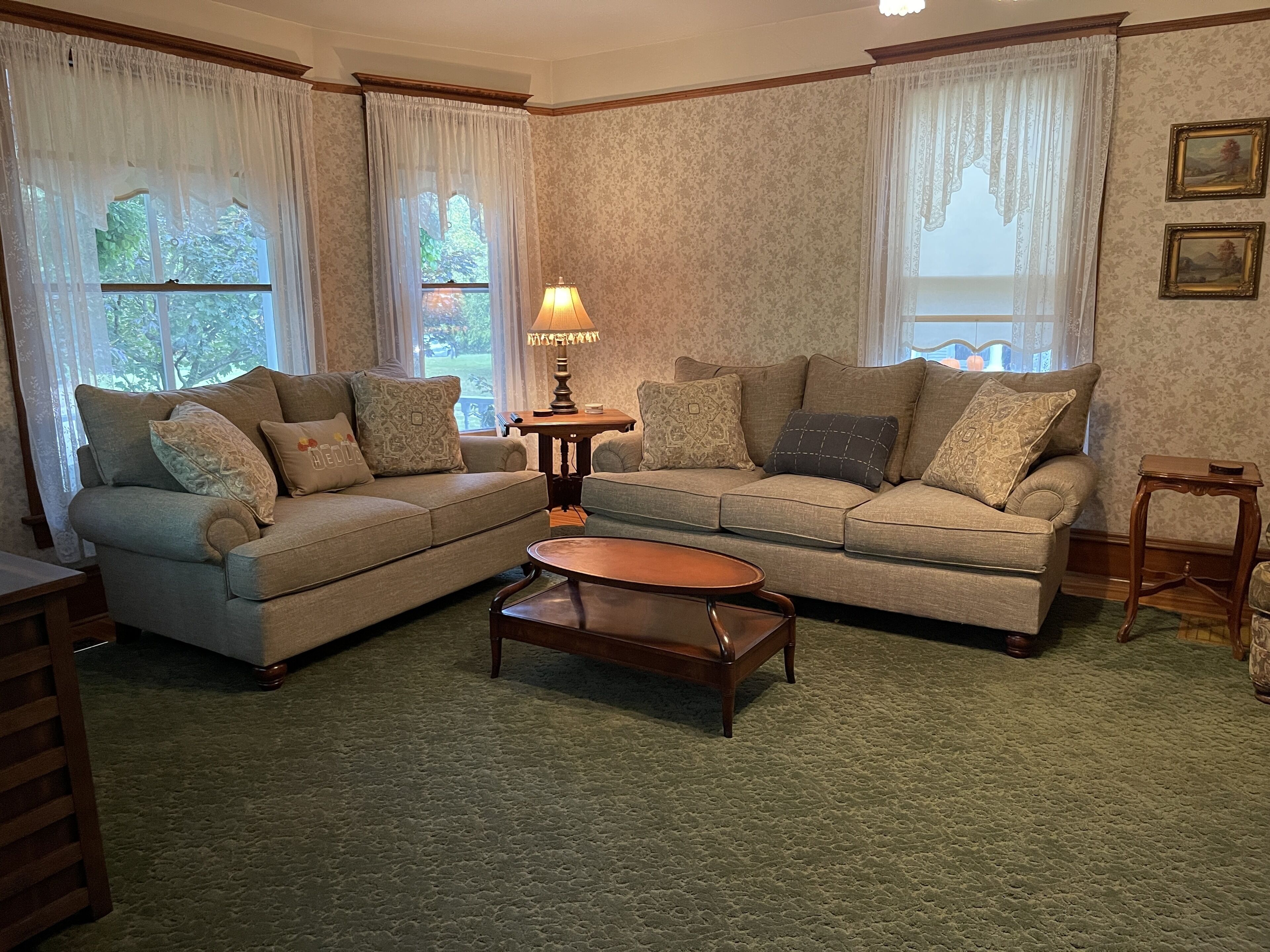 Smart-TV, Kamin, Bücher