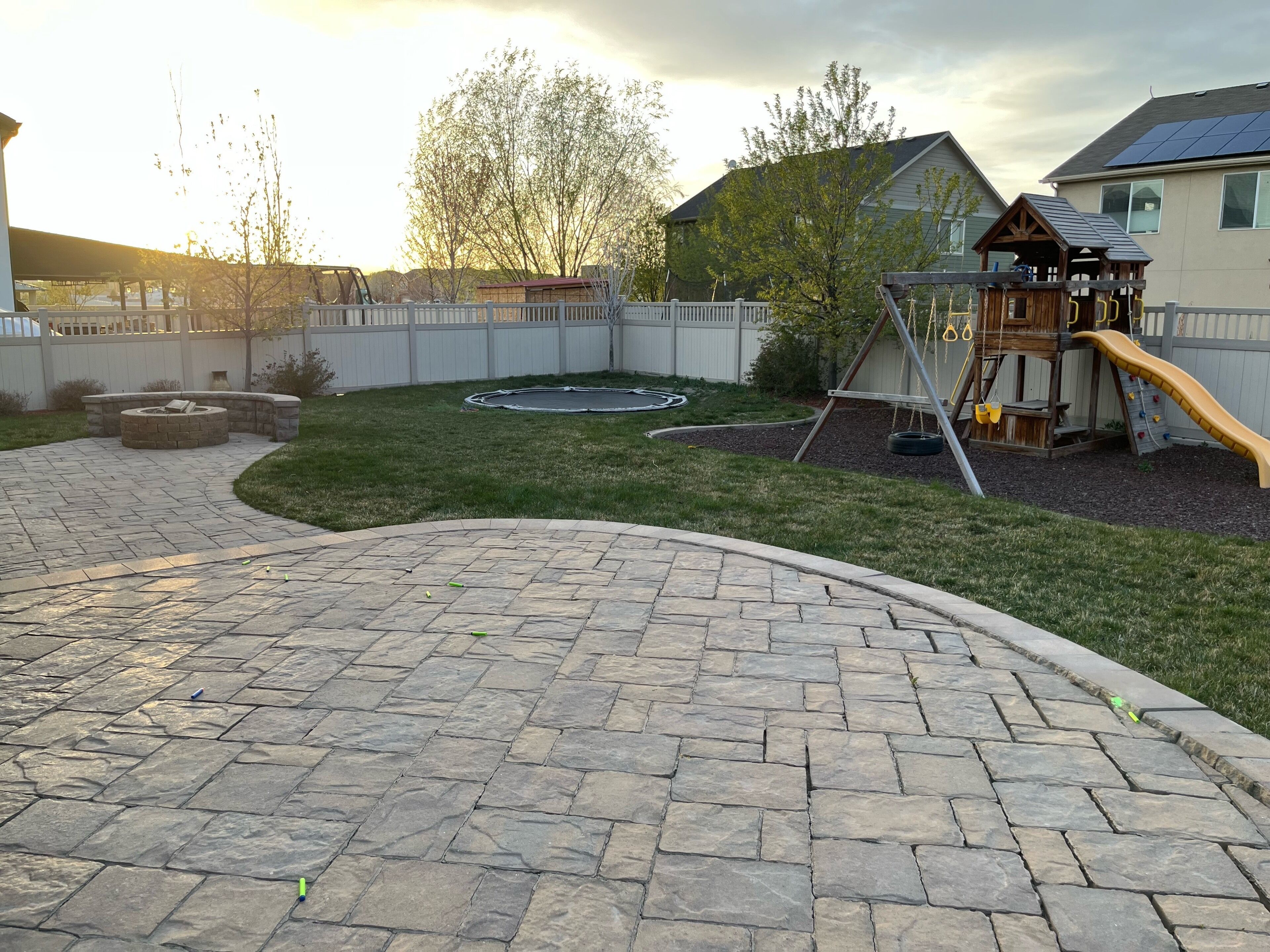 Entire home - trampoline, fire pit, play area, near freeway!