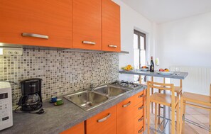 Réfrigérateur, plaque de cuisson, cafetière/bouilloire