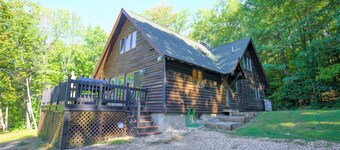 Quintessential Lakefront Home perfect for MultiFamily retreats on Thompson Lake