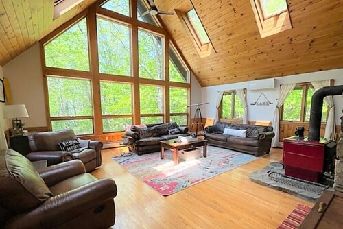 Quintessential Lakefront Home perfect for MultiFamily retreats on Thompson Lake