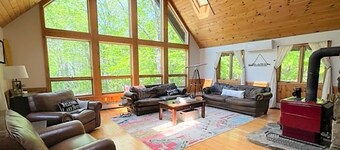 Quintessential Lakefront Home perfect for MultiFamily retreats on Thompson Lake