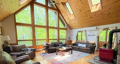 Quintessential Lakefront Home perfect for MultiFamily retreats on Thompson Lake