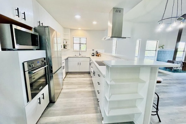 Kjøleskap, mikrobølgeovn, ovn og kokeplater