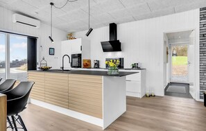 Réfrigérateur, plaque de cuisson, lave-vaisselle, cafetière/bouilloire