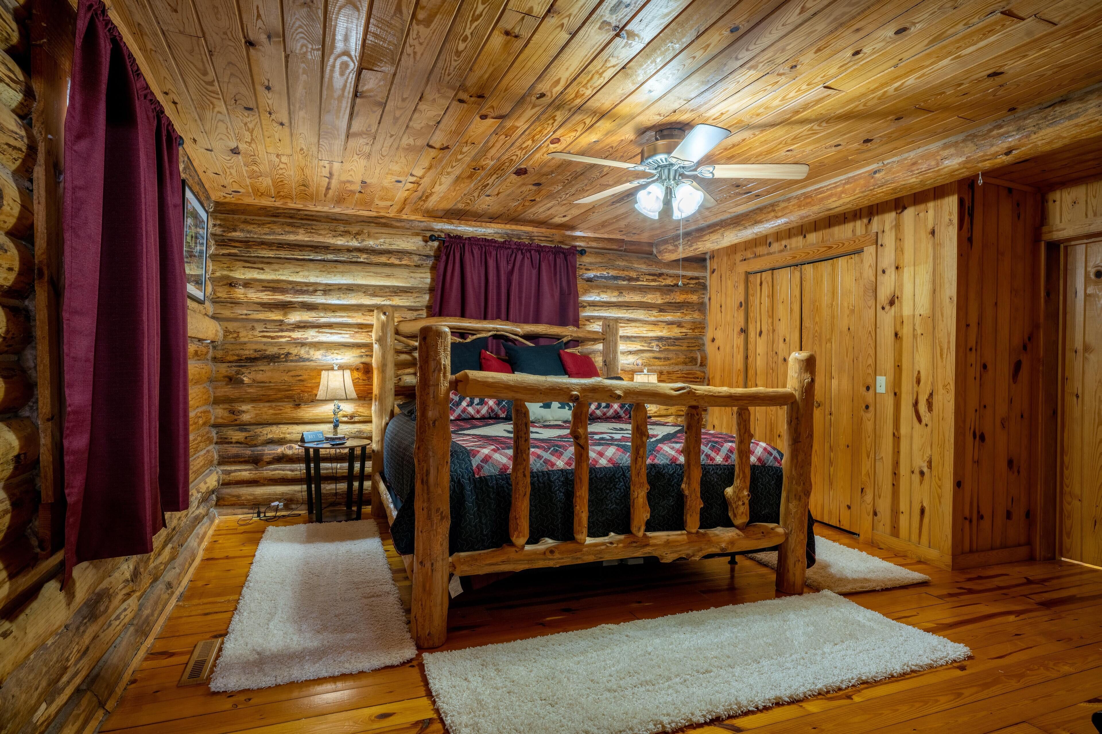 ✮Real Log Cabin✮ Close to lakes, 3 minutes from town!
