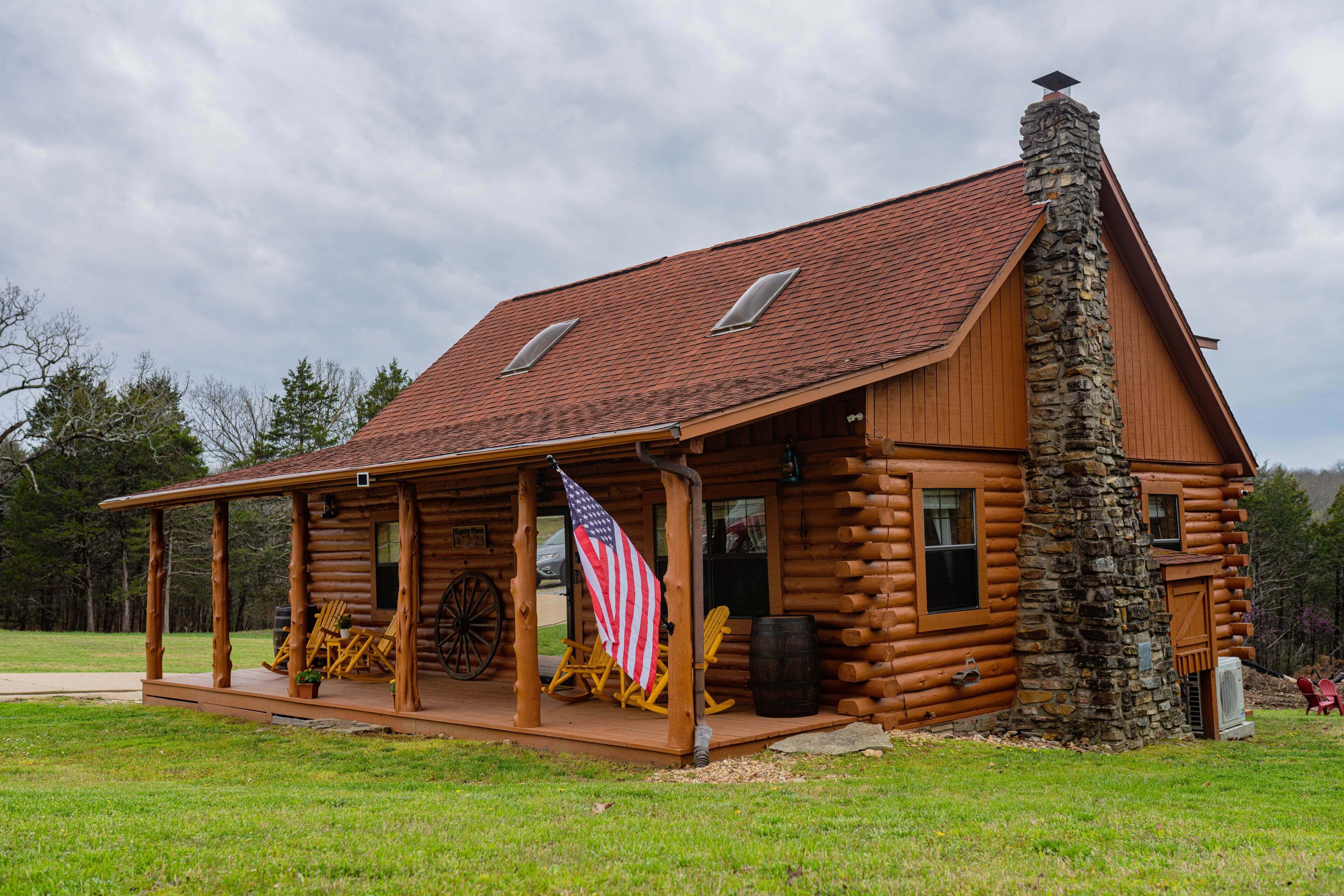 ✮Real Log Cabin✮ Close to lakes, 3 minutes from town!