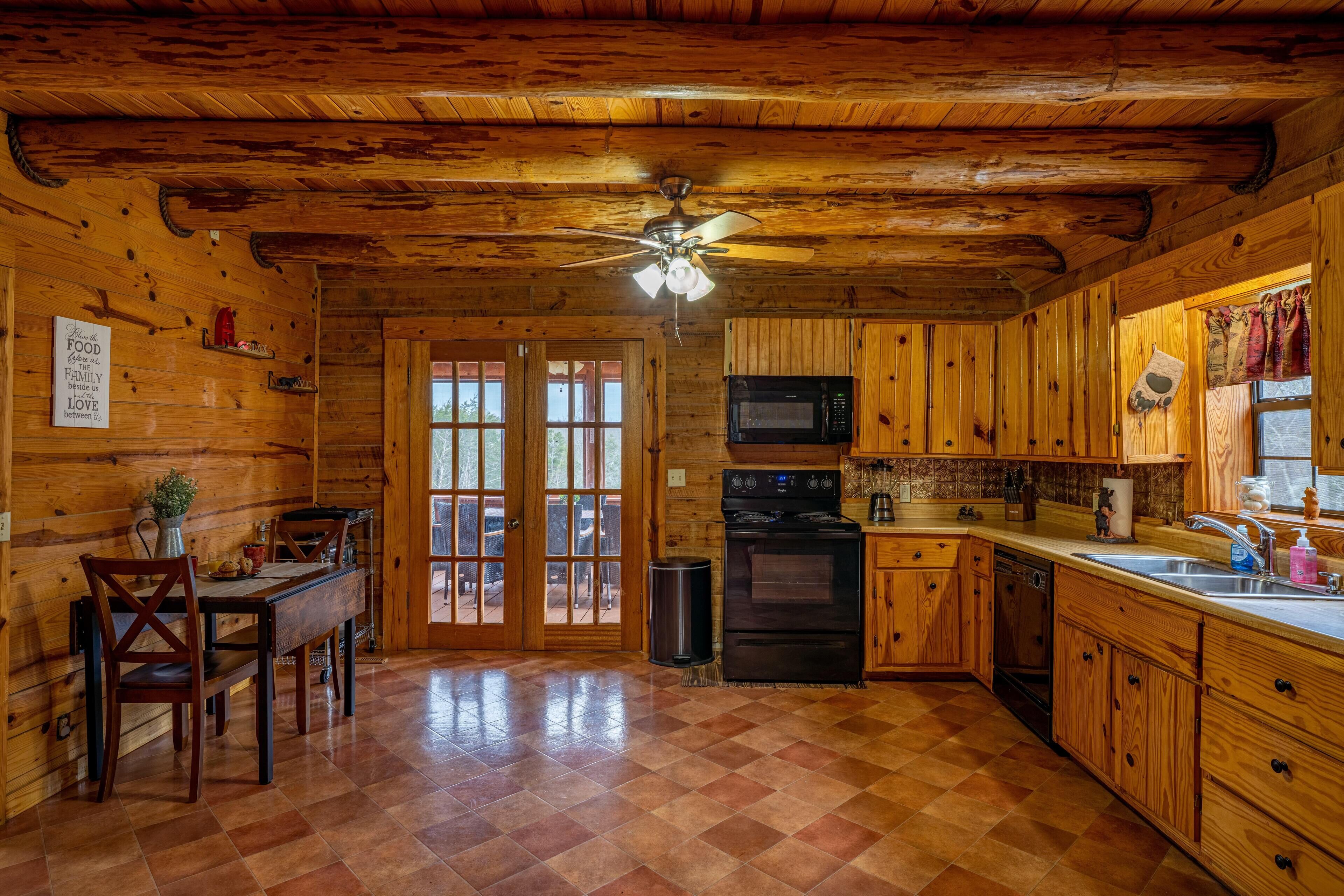✮Real Log Cabin✮ Close to lakes, 3 minutes from town!