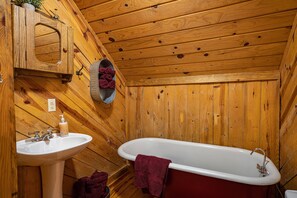 Badewanne, Haartrockner, Handtücher, Seife