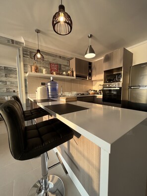 Kühlschrank, Mikrowelle, Ofen, Wasserkocher