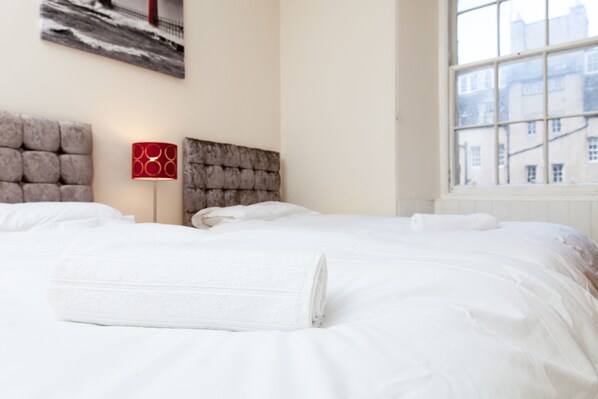 2 habitaciones, escritorio y tabla de planchar con plancha 