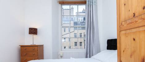 2 chambres, bureau, fer et planche Ă repasser, lit parapluie