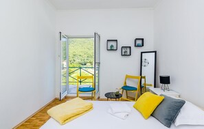 4 bedrooms, travel crib, free WiFi, bed sheets - Stunning home in Broce with WiFi (Broce)