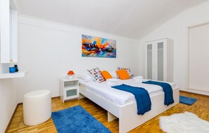 4 bedrooms, travel crib, free WiFi, bed sheets