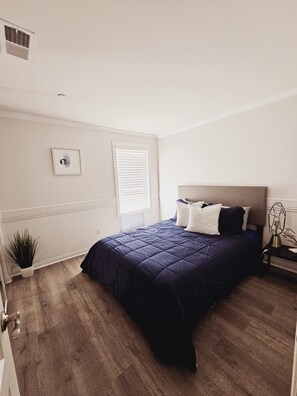 3 chambres, bureau, fer et planche à repasser, accès au Wi-Fi (inclus)