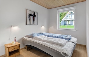 4 bedrooms, travel cot, free WiFi