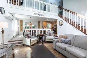 Smart TV, fireplace, video games, foosball - Rocky Forest Cabin - Lake / Skiing / Casino / Hiking  (Gouldsboro)