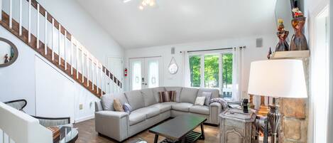 TV connectée, cheminée, jeux vidéo, baby-foot