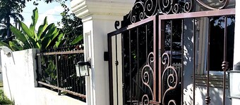 Blue Door Room , close to the Airport!