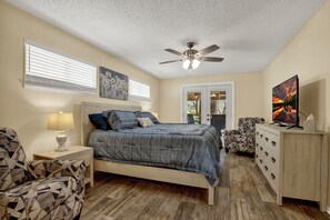 3 bedrooms, iron/ironing board, free WiFi, bed sheets - Riverfront property located directly on the Guadalupe River  (New Braunfels)