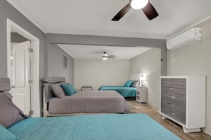 3 bedrooms, iron/ironing board, free WiFi, bed sheets - Riverfront property located directly on the Guadalupe River (New Braunfels)
