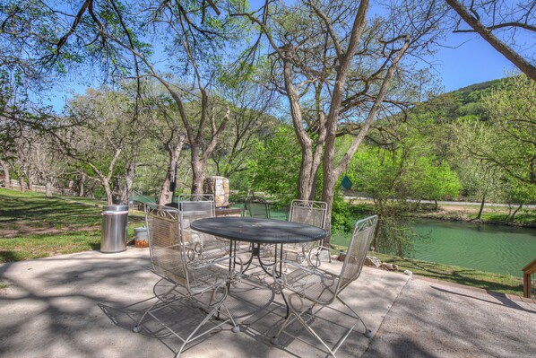 Outdoor dining - Riverfront property located directly on the Guadalupe River  (New Braunfels)