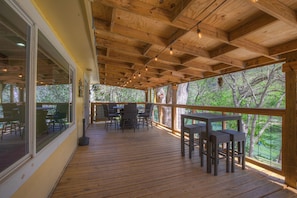 Outdoor dining - Riverfront property located directly on the Guadalupe River (New Braunfels)